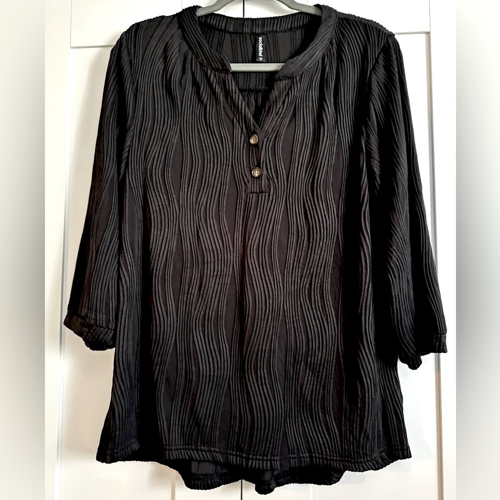 Black Textured Women's V Neck Top With Mid Sleeves Sz MED NEW!